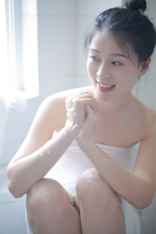 宝宝才三根手指湿成这样